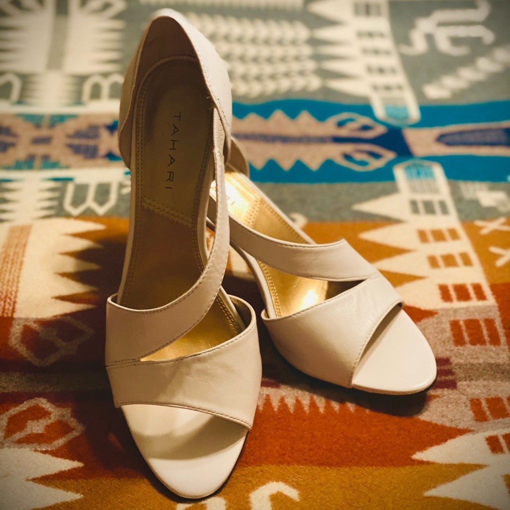 TAHARI White Sondy Heels With Gold Accents In Size 8 ⚪️